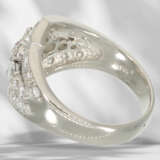 Ring: modern platinum ring set with fine brilliant… - фото 6