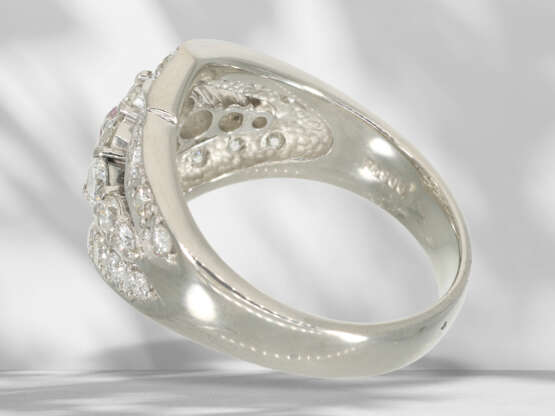 Ring: modern platinum ring set with fine brilliant… - photo 6