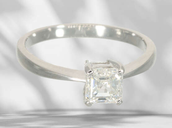 Ring: solitaire ring with emerald-cut diamond in t… - фото 4