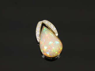 Pendant: very decorative opal/brilliant-cut diamon…