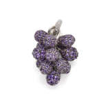 Amethyst pavé and white gold grape shaped pendant, g 7.98 circa, length cm 3 circa. Marked 266 NA and French import mark. - фото 1