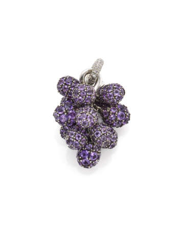 Amethyst pavé and white gold grape shaped pendant, g 7.98 circa, length cm 3 circa. Marked 266 NA and French import mark. - фото 2