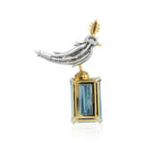 TIFFANY & CO. BY JEAN SCHLUMBERGER AQUAMARINE, DIAMOND AND COLOURED SAPPHIRE 'BIRD ON A ROCK' BROOCH - Foto 2