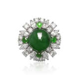 SUITE OF JADEITE AND DIAMOND JEWELLERY - Foto 6