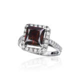 COLOURED DIAMOND AND DIAMOND RING - photo 2