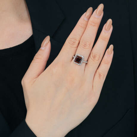 COLOURED DIAMOND AND DIAMOND RING - photo 4