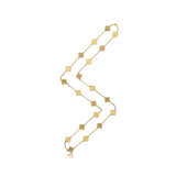 VAN CLEEF & ARPELS DIAMOND AND GOLD 'ALHAMBRA' NECKLACE - Foto 2