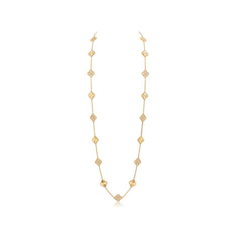 VAN CLEEF & ARPELS DIAMOND AND GOLD 'ALHAMBRA' NECKLACE - Foto 3