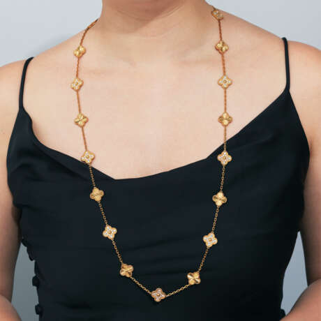 VAN CLEEF & ARPELS DIAMOND AND GOLD 'ALHAMBRA' NECKLACE - Foto 5