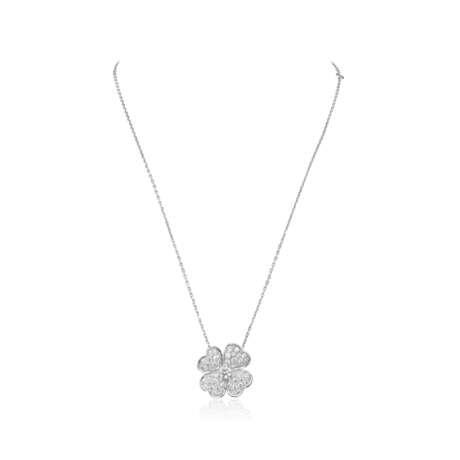 VAN CLEEF & ARPELS SET OF DIAMOND 'COSMOS' JEWELLERY - фото 4