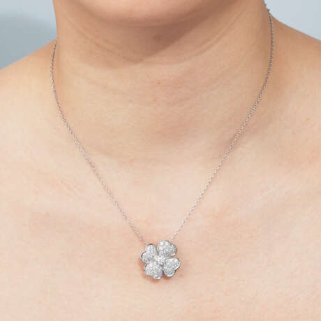 VAN CLEEF & ARPELS SET OF DIAMOND 'COSMOS' JEWELLERY - photo 8