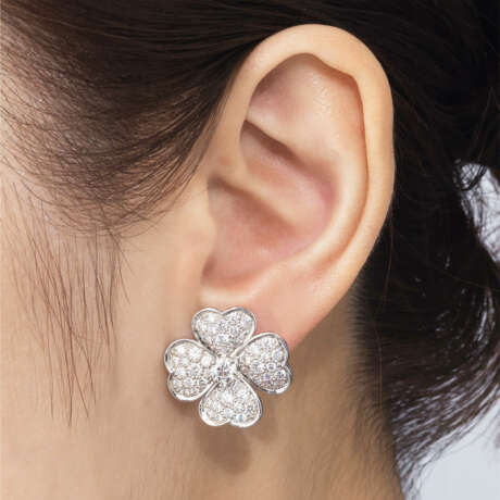 VAN CLEEF & ARPELS SET OF DIAMOND 'COSMOS' JEWELLERY - фото 9