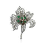NO RESERVE - PAIR OF DIAMOND/EMERALD BROOCHES - photo 2