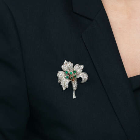 NO RESERVE - PAIR OF DIAMOND/EMERALD BROOCHES - фото 6