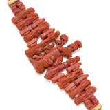 UNOAERRE Sculpted coral and yellow gold band bracelet, g 72.76 circa, length cm 18.7, width cm 6.7 circa. Marked UNO AR, 1 AR. (slight defects) - Foto 1