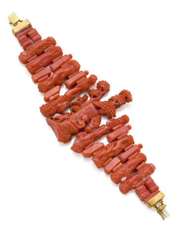 UNOAERRE Sculpted coral and yellow gold band bracelet, g 72.76 circa, length cm 18.7, width cm 6.7 circa. Marked UNO AR, 1 AR. (slight defects) - фото 1