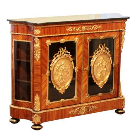 Grande commode de style Louis XVI. Fin du 19&egrave;me si&egrave;cle. Bronze marble wood At the turn of 19th -20th century - Foto 1