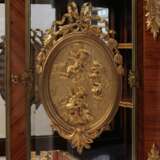 Grande commode de style Louis XVI. Fin du 19&egrave;me si&egrave;cle. Bronze marble wood At the turn of 19th -20th century - Foto 3