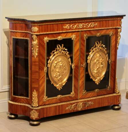 Grande commode de style Louis XVI. Fin du 19&egrave;me si&egrave;cle. Bronze marble wood At the turn of 19th -20th century - Foto 7