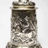 Gobelet &agrave; bi&egrave;re en argent avec sc&egrave;nes de bataille. Argent Neo-baroque 19th century - photo 2