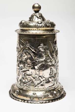 Gobelet &agrave; bi&egrave;re en argent avec sc&egrave;nes de bataille. Argent Neo-baroque 19th century - photo 2