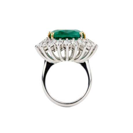 White gold ring with emerald and diamonds. Diamonds 21th century - photo 2