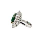 White gold ring with emerald and diamonds. Diamonds 21th century - photo 4