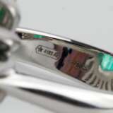 White gold ring with emerald and diamonds. Diamonds 21th century - photo 7