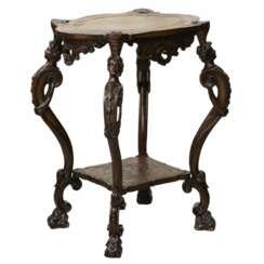 Table en bois sculpt&eacute; de style n&eacute;o-Roccoco du d&eacute;but du XIX&egrave;me si&egrave;cle. 