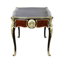 Magnifique table en bois et bronze dore de style Louis XV. 