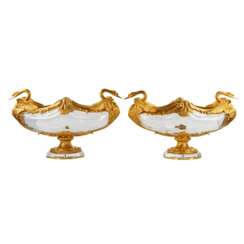 Paire de vases ovales en verre coule et bronze dore, &agrave; motif de cygne. France 20&egrave;me si&egrave;cle. 