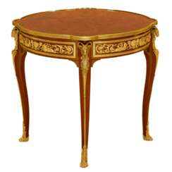 Table en acajou &agrave; d&eacute;cor de marqueterie de style Louis XV, Fran&ccedil;ois Linke. fin 19&egrave;me si&egrave;cle 