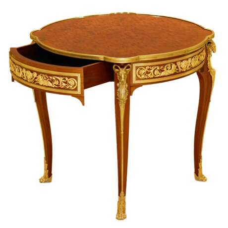 Table en acajou &agrave; d&eacute;cor de marqueterie de style Louis XV Fran&ccedil;ois Linke. fin 19&egrave;me si&egrave;cle Bronze doré Late 19th century - photo 3
