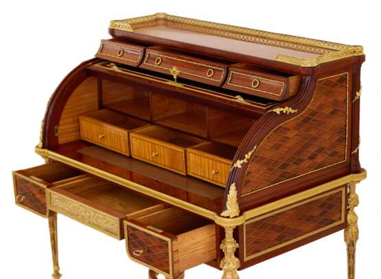 E.KAHN. Magnifique bureau cylindrique en acajou et bois satin&eacute; avec bronze dor&eacute;. Bronze doré 19th century - photo 7