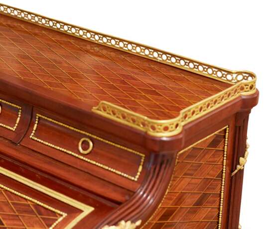 E.KAHN. A magnificent cylindrical bureau in mahogany and satin wood with gilt bronze. Gilded bronze 19th century - photo 12