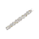 AN IMPORTANT COLORED DIAMOND AND DIAMOND BRACELET - Foto 3