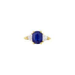 SAPPHIRE AND DIAMOND RING