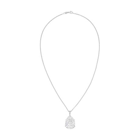 AN IMPRESSIVE DIAMOND PENDANT NECKLACE - фото 1