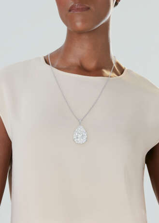 AN IMPRESSIVE DIAMOND PENDANT NECKLACE - фото 2