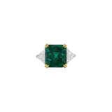 A RARE EMERALD AND DIAMOND RING - фото 1