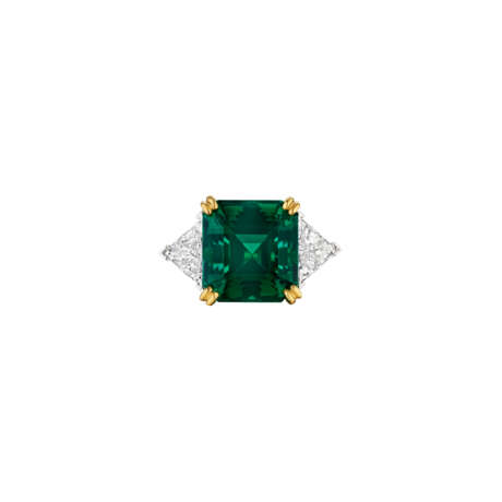 A RARE EMERALD AND DIAMOND RING - photo 1