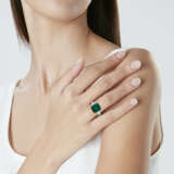 A RARE EMERALD AND DIAMOND RING - photo 2