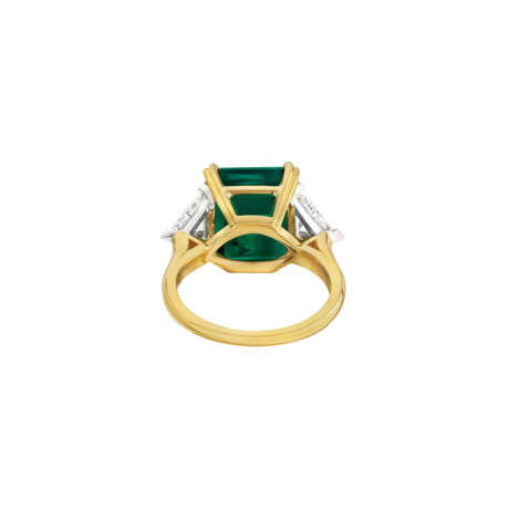 A RARE EMERALD AND DIAMOND RING - Foto 7