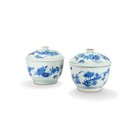 PAIRE DE POTS COUVERTS EN PORCELAINE BLEU BLANC - photo 1