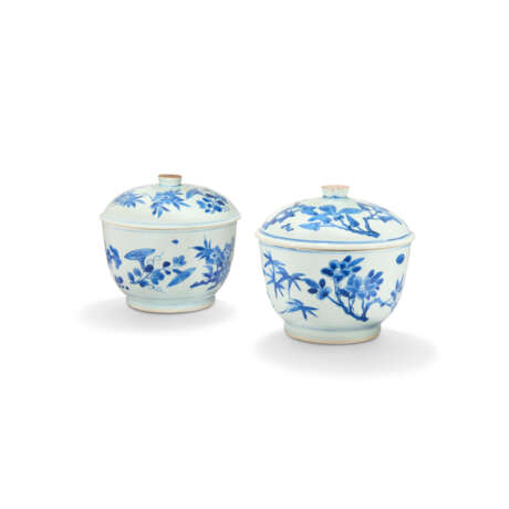 PAIRE DE POTS COUVERTS EN PORCELAINE BLEU BLANC - photo 3