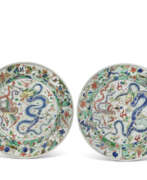 Porcelaine. DEUX PLATS EN PORCELAINE DE LA FAMILLE VERTE &#192; D&#201;COR DE DRAGON ET PH&#201;NIX
