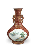 Qianlong period. VASE BALUSTRE EN PORCELAINE DE LA FAMILLE ROSE &#192; FOND BRUN