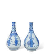 Période Kangxi. DEUX VASES PIRIFORMES EN PORCELAINE BLEU BLANC