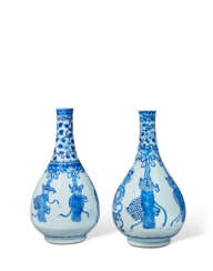 DEUX VASES PIRIFORMES EN PORCELAINE BLEU BLANC