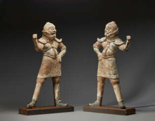 DEUX GRANDS SOLDATS EN TERRE CUITE POLYCHROME